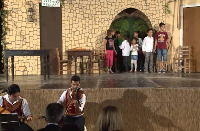 Κάτοικοι της Μηλιούς ανέβασαν χθες την παράσταση « Βουράτε ν’ αρμάσουμε την Αντριανού» του Μ. Πιτσιλλίδη