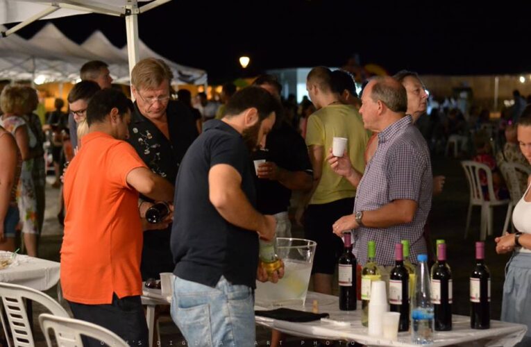 Ντόπιοι και ξένοι στο φεστιβάλ κρασιού