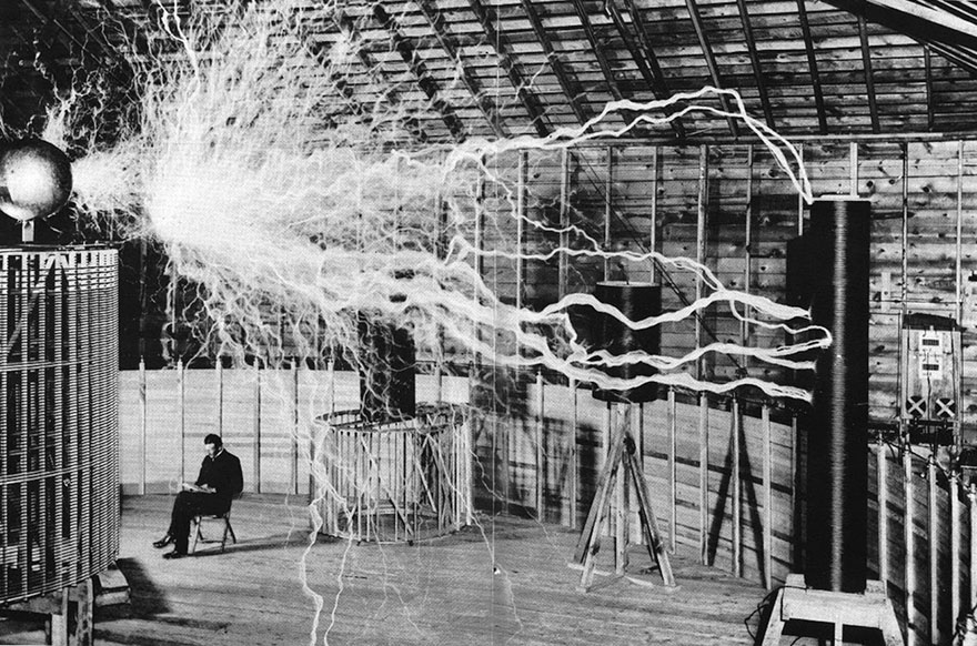 1. Ο Nikola Tesla, πρωτοπόρος εφευρέτης και επιστήμονας, στο εργαστήριό του