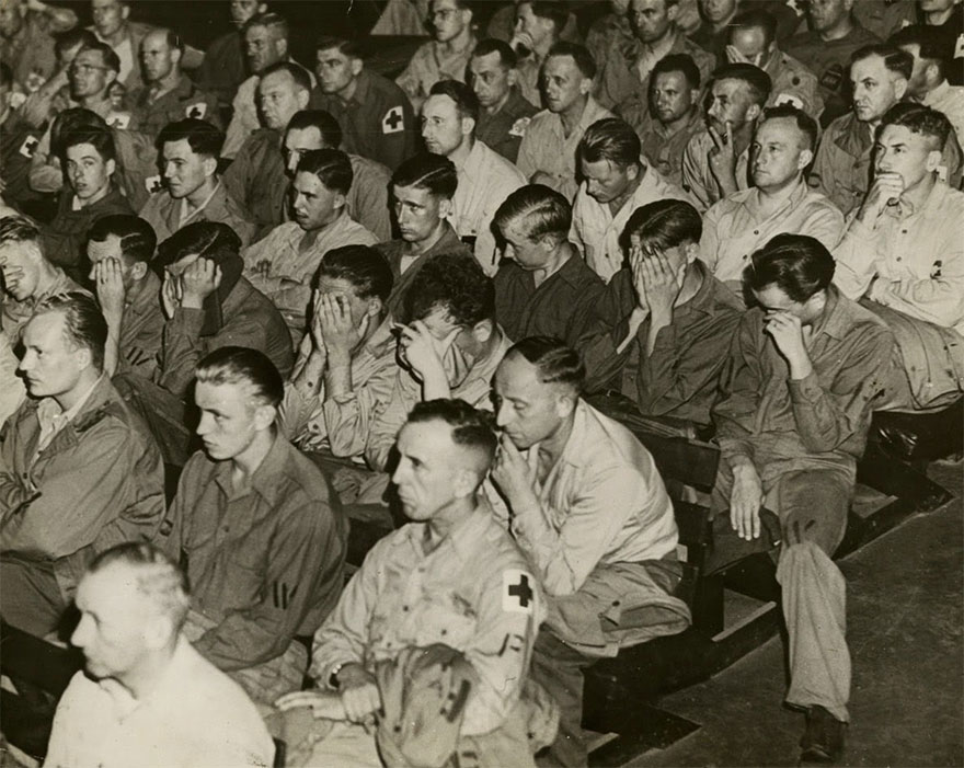 11. Γερμανοί στρατιώτες βλέπουν για πρώτη φορά εικόνες από τα στρατόπεδα συγκέντρωσης