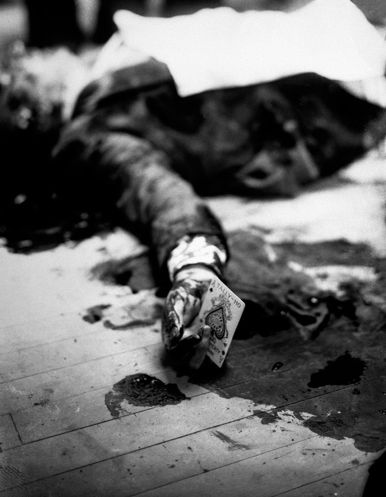 14. Ο νεκρός αρχιμαφιόζος Joe Masseria σε εστιατόριο του Brooklyn το 1931. Κρατούσε τον άσο μπαστούνι.