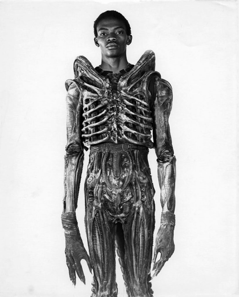19. Ο Bolaji Badejo φορά το κοστούμι του από το κλασσικό θρίλερ επιστημονικής φαντασίας, Alien, το 1978.