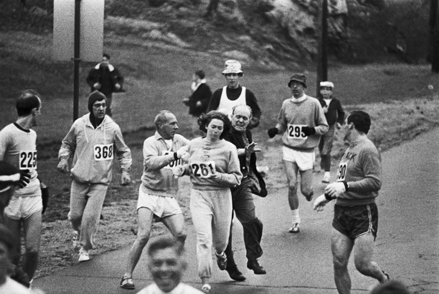 4. Διοργανωτές του μαραθωνίου της Βοστώνης προσπαθούν να σταματήσουν την πρώτη γυναίκα που τελικά τερμάτισε την κούρσα, Kathrine Switzer, το 1967.