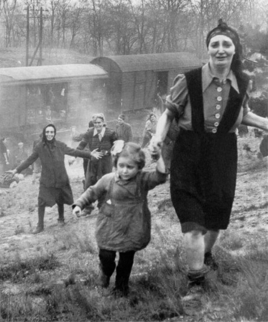5. Εβραίοι απελευθερώνονται από τραίνο που τους πήγαινε σε στρατόπεδο συγκέντρωσης, το 1945.