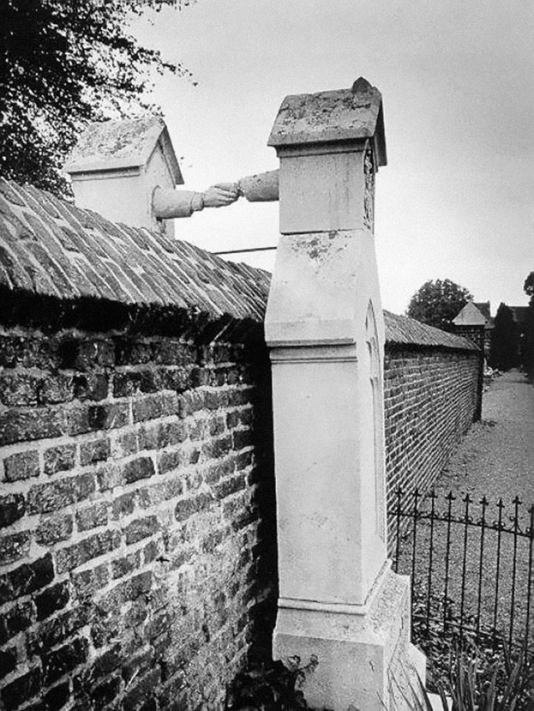 6. Οι τάφοι ενός ζευγαριού. Η γυναίκα ήταν Καθολική, ο άντρας Προτεστάντης. Ενταφιάστηκαν σε διαφορετικά νεκροταφεία το 1888. Παρόλα αυτά, ούτε ο θάνατος τους σταμάτησε.