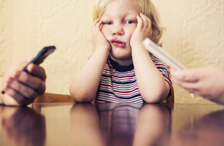 «Πότε να πάρω στο παιδί μου κινητό;»