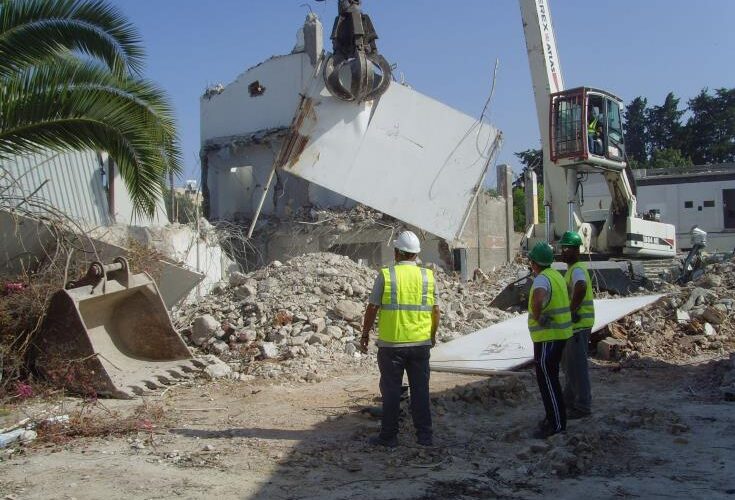 Ξεκίνησε η κατεδάφιση της ετοιμόρροπης οικοδομής στις Καμάρες