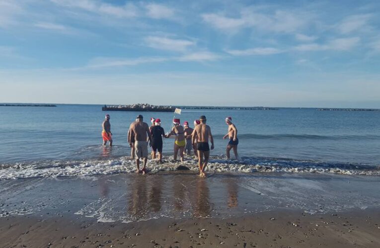 Οι κολυμβητές Γεροσκήπου έκοψαν την βασιλόπιτα τους στη θάλασσα