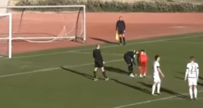 Οι ποδοσφαιριστές “χαλάσανε” το στήσιμο του αγώνα από το διαιτητή στην Πάφο! (VIDEO)