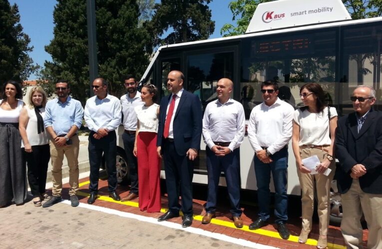 Το πρώτο ηλεκτροκίνητο λεωφορείο στην Κύπρο παρέλαβε ο Δ. Πάφου