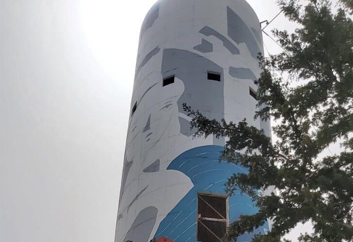 Εντυπωσιακό graffiti του πύργου του Τμήματος Υδάτων στην Γεροσκήπου