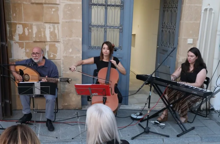 «Μυρωθκιές του γιασεμιού» Τρίο